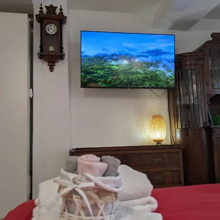 Timeless Deluxe Smart Cinema With Netflix &